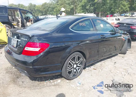 2013 Mercedes-Benz C 350 Sport 4Matic z USA, uszkodzony, nr VIN WDDGJ8JB6DG055775